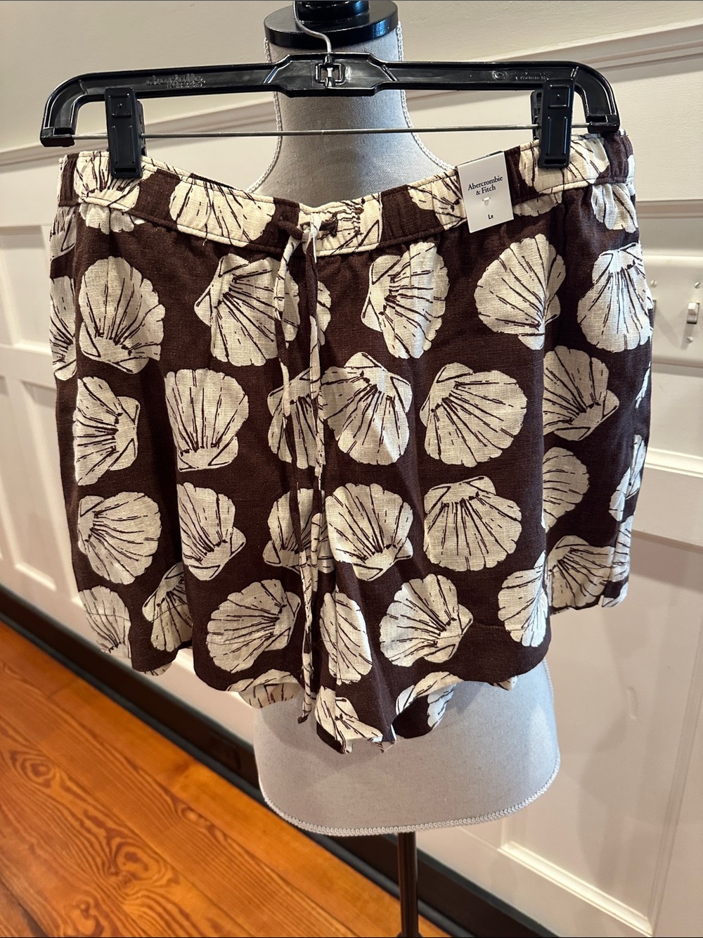 Abercrombie & Fitch Brown High-Waist Shorts with Cream Shell Print